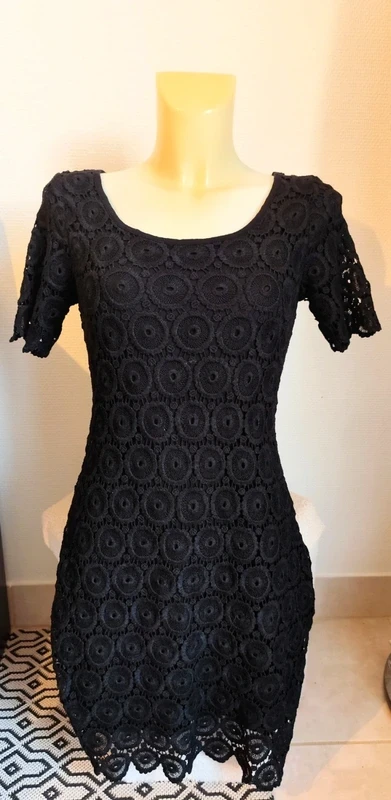 Robe de soirée noire en guipure de rosaces doublée chic mi longue T36/38 - Monso